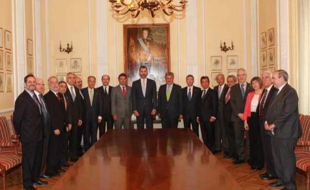 Don Felipe junto a la Junta Directora del Instituto de la Ingeniería de España